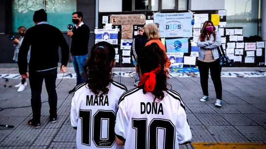 Aficionados en la puerta del hospital donde se encuentra Maradona Aficionados en la puerta del hospital donde se encuentra Maradona