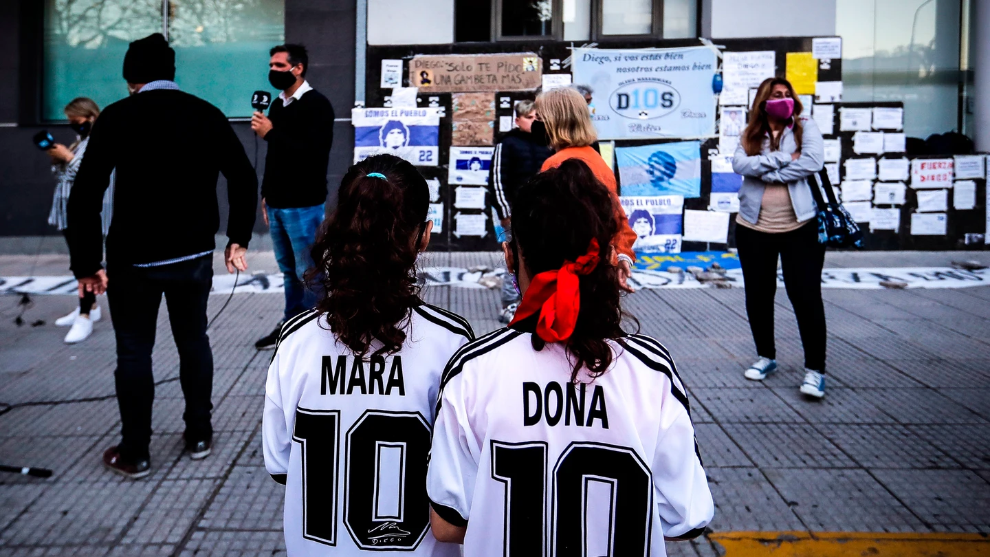 Aficionados en la puerta del hospital donde se encuentra Maradona Aficionados en la puerta del hospital donde se encuentra Maradona