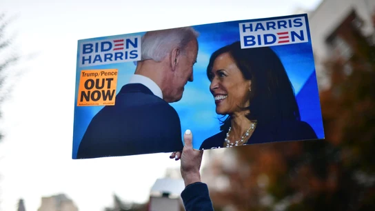 Un manifestante levanta una pancarta de Biden y Harris con el mensaje "Trump/Pence out now" Un manifestante levanta una pancarta de Biden y Harris con el mensaje "Trump/Pence out now"