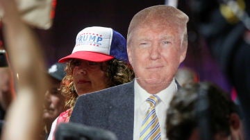 Un manifestante sostiene una figura de Donald Trump
