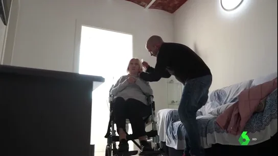 Imagen de un hombre cuidando a su madre enferma Imagen de un hombre cuidando a su madre enferma