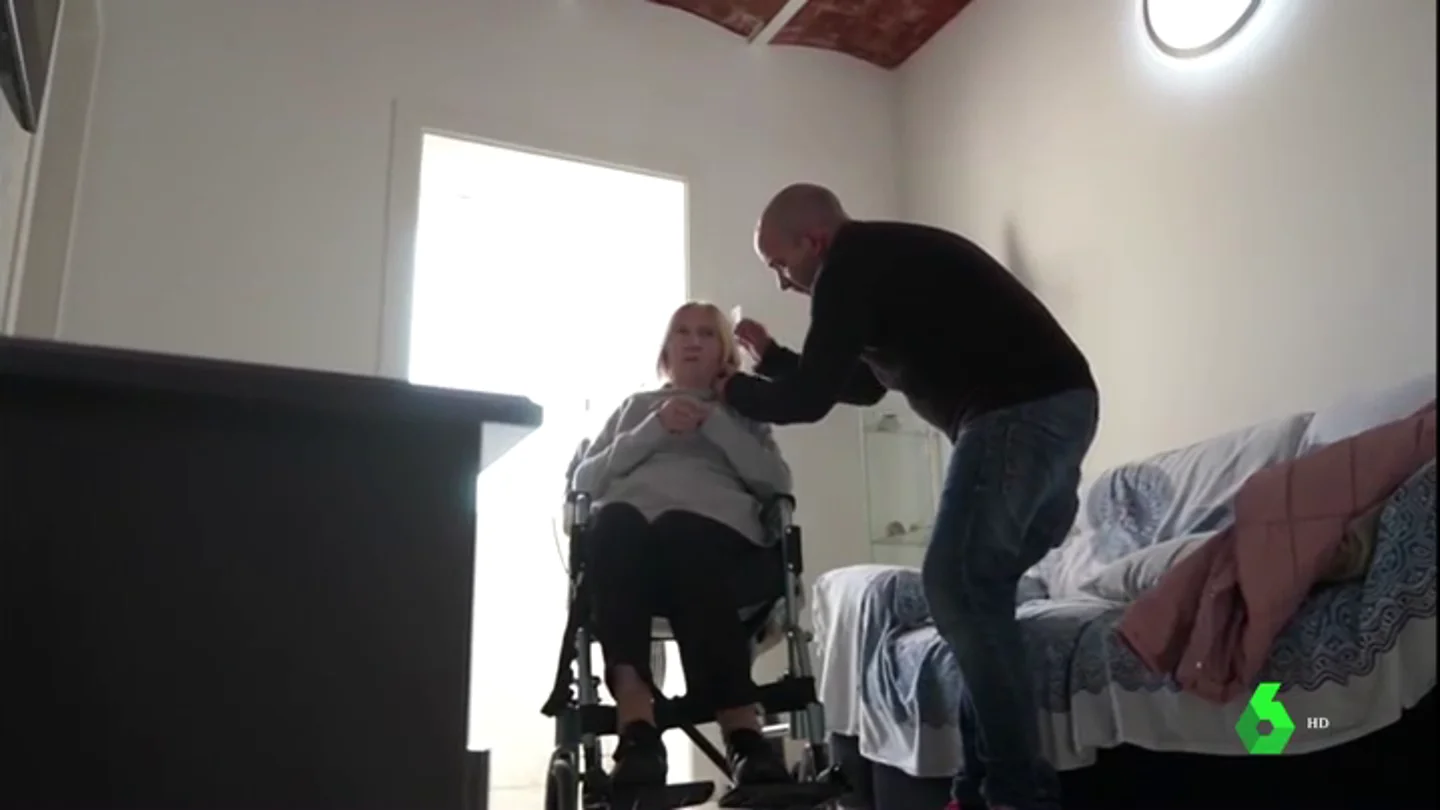 Imagen de un hombre cuidando a su madre enferma Imagen de un hombre cuidando a su madre enferma