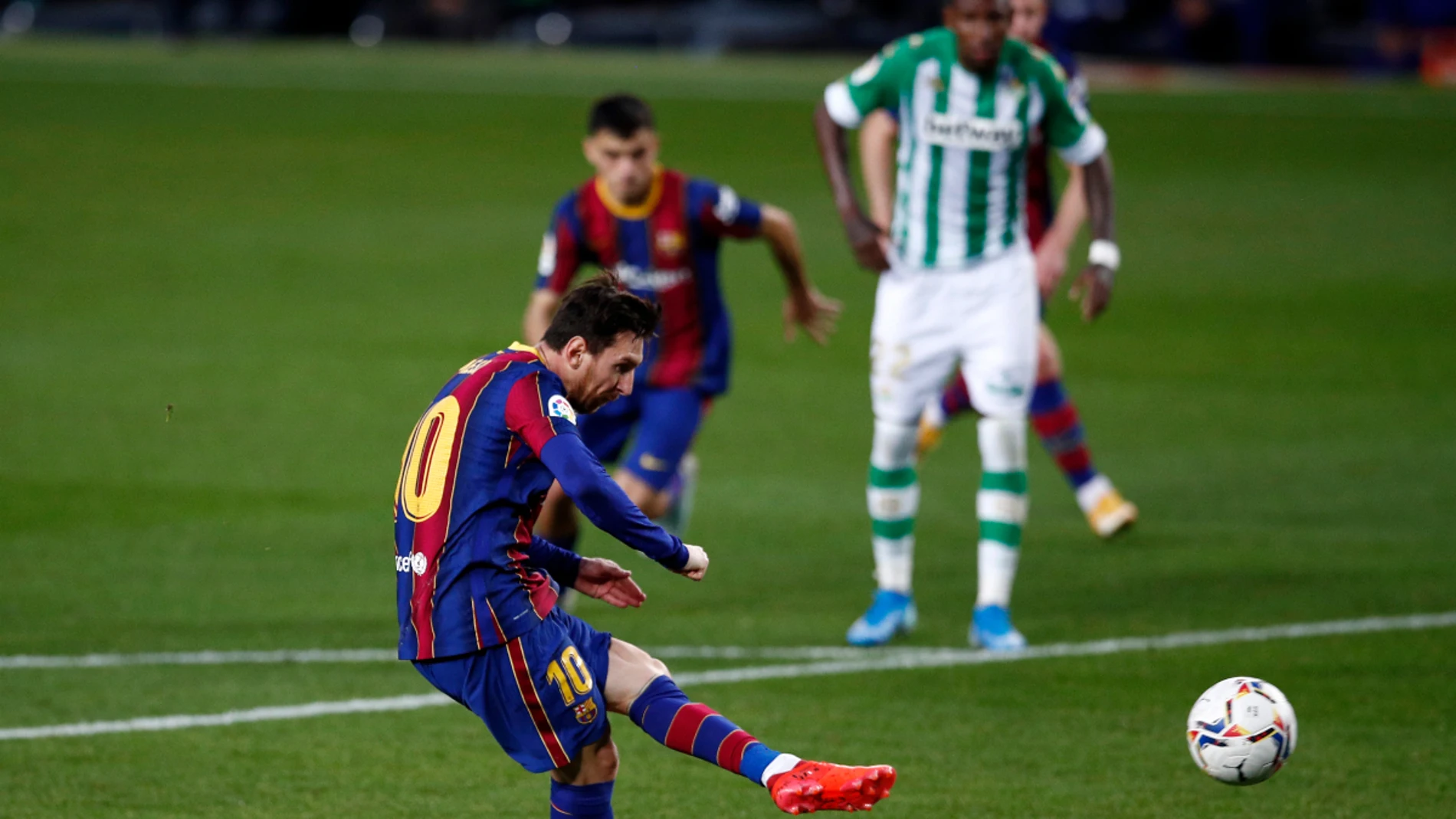 Messi lanza un penalti