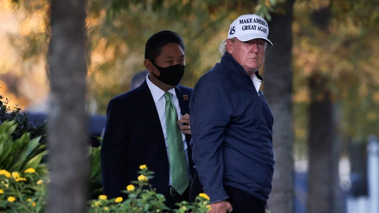 Donald Trump vuelve a la Casa Blanca después de enterarse de la victoria de Biden mientras jugaba al golf Donald Trump vuelve a la Casa Blanca después de enterarse de la victoria de Biden mientras jugaba al golf
