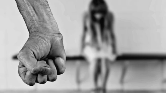 Un hombre amenaza a una mujer Un hombre amenaza a una mujer