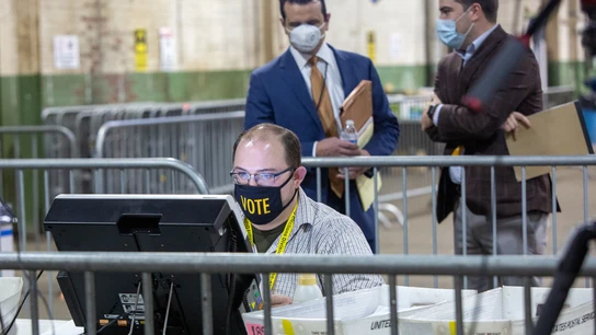 Un trabajador encargado del recuento de votos en el condado de Allegheny (Pensilvania) Un trabajador encargado del recuento de votos en el condado de Allegheny (Pensilvania)
