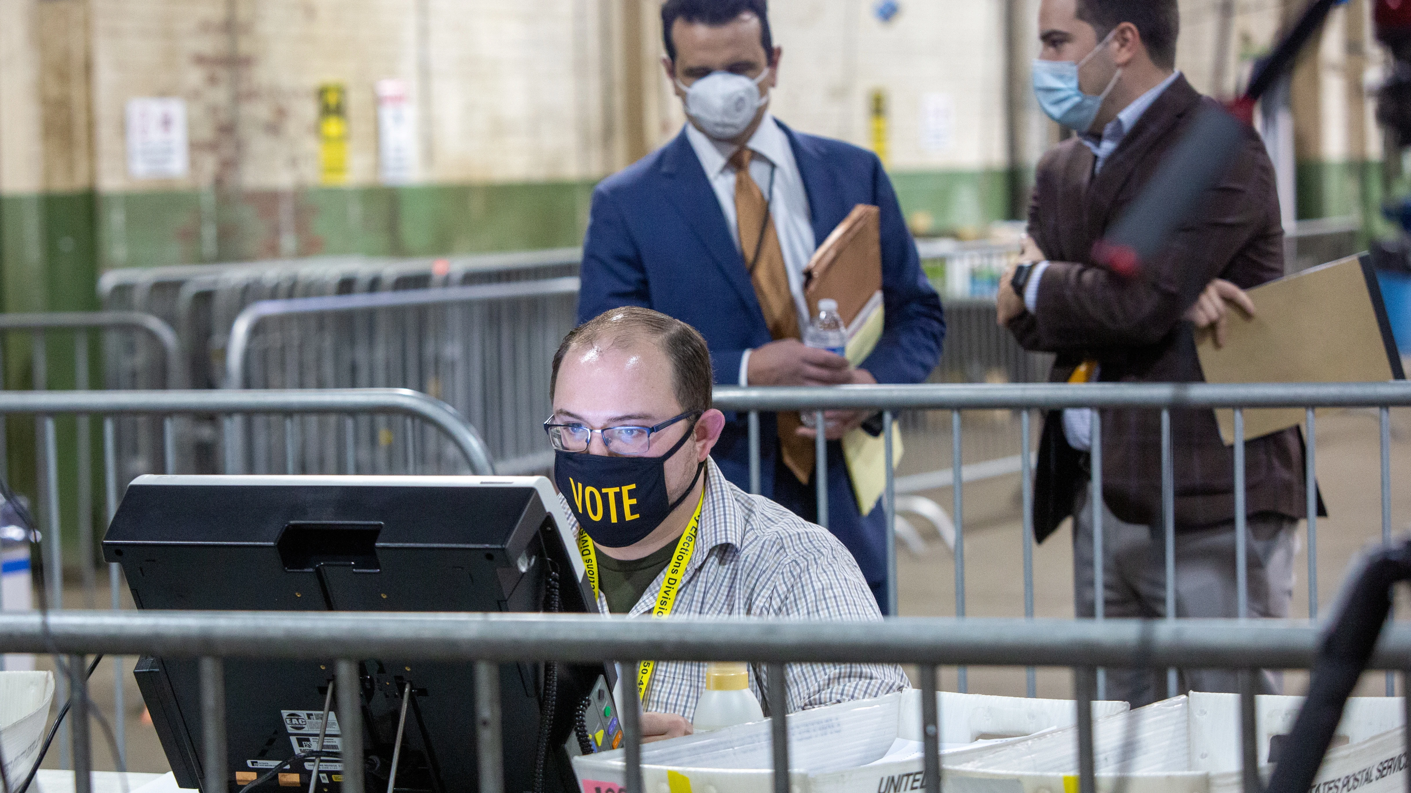 Un trabajador encargado del recuento de votos en el condado de Allegheny (Pensilvania)