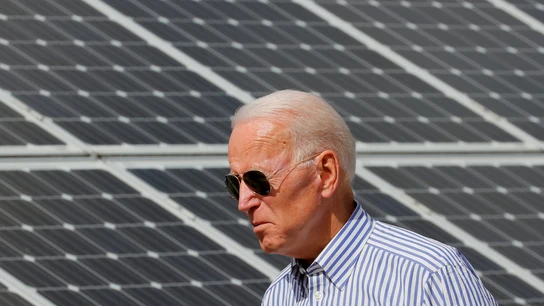 Joe Biden pasa por delante de paneles solares Joe Biden pasa por delante de paneles solares
