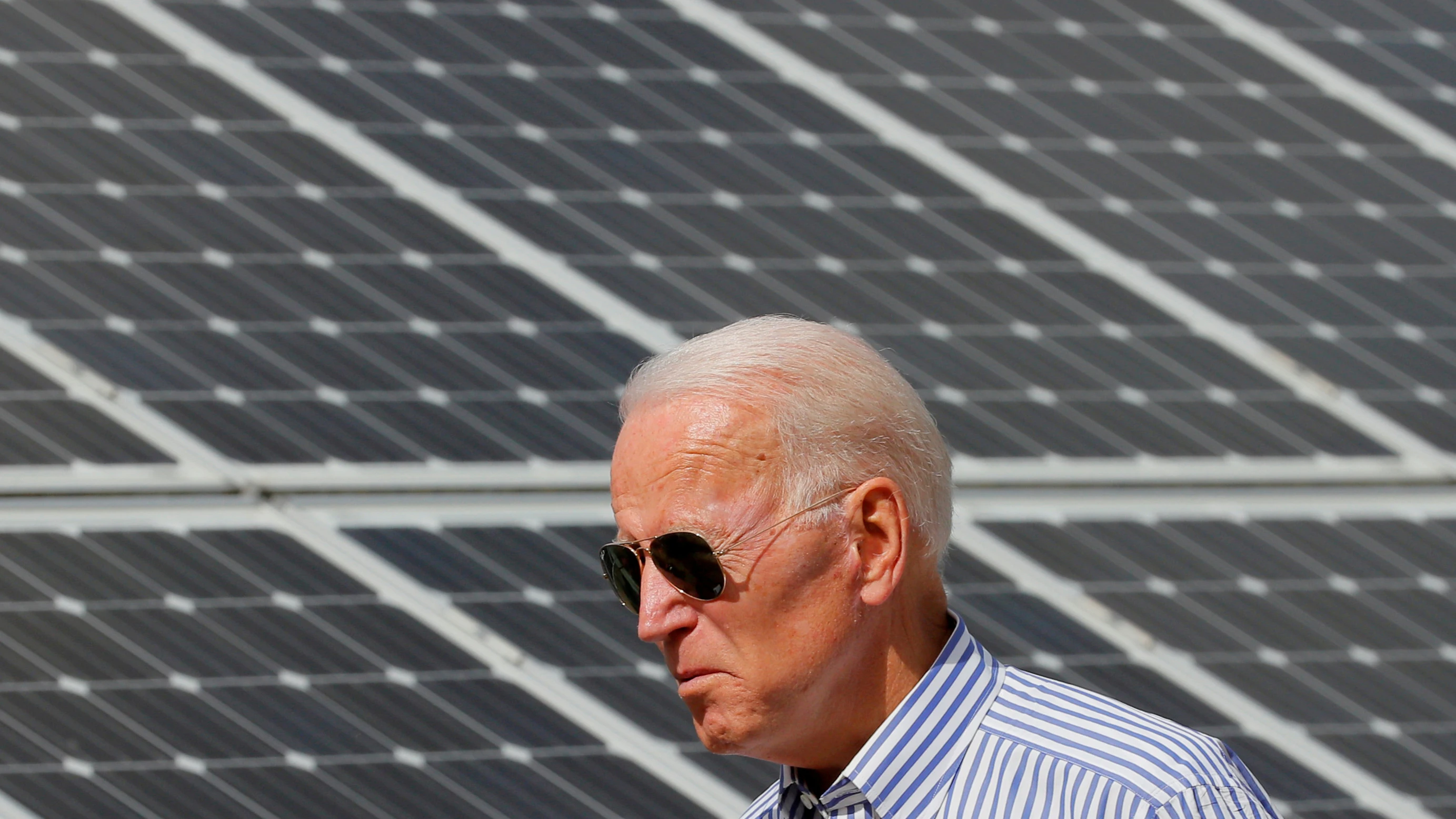 Joe Biden pasa por delante de paneles solares