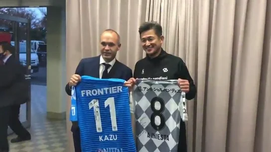 Histórico: 'Oliver Atom' intercambia su camiseta con Andrés Iniesta Histórico: 'Oliver Atom' intercambia su camiseta con Andrés Iniesta