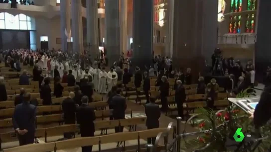 Imagen de una misa multitudinaria en la Sagrada Familia Imagen de una misa multitudinaria en la Sagrada Familia
