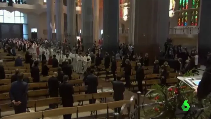 Imagen de una misa multitudinaria en la Sagrada Familia