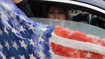 Una seguidora de Trump enarbola la bandera estadounidense desde el coche en Oregon