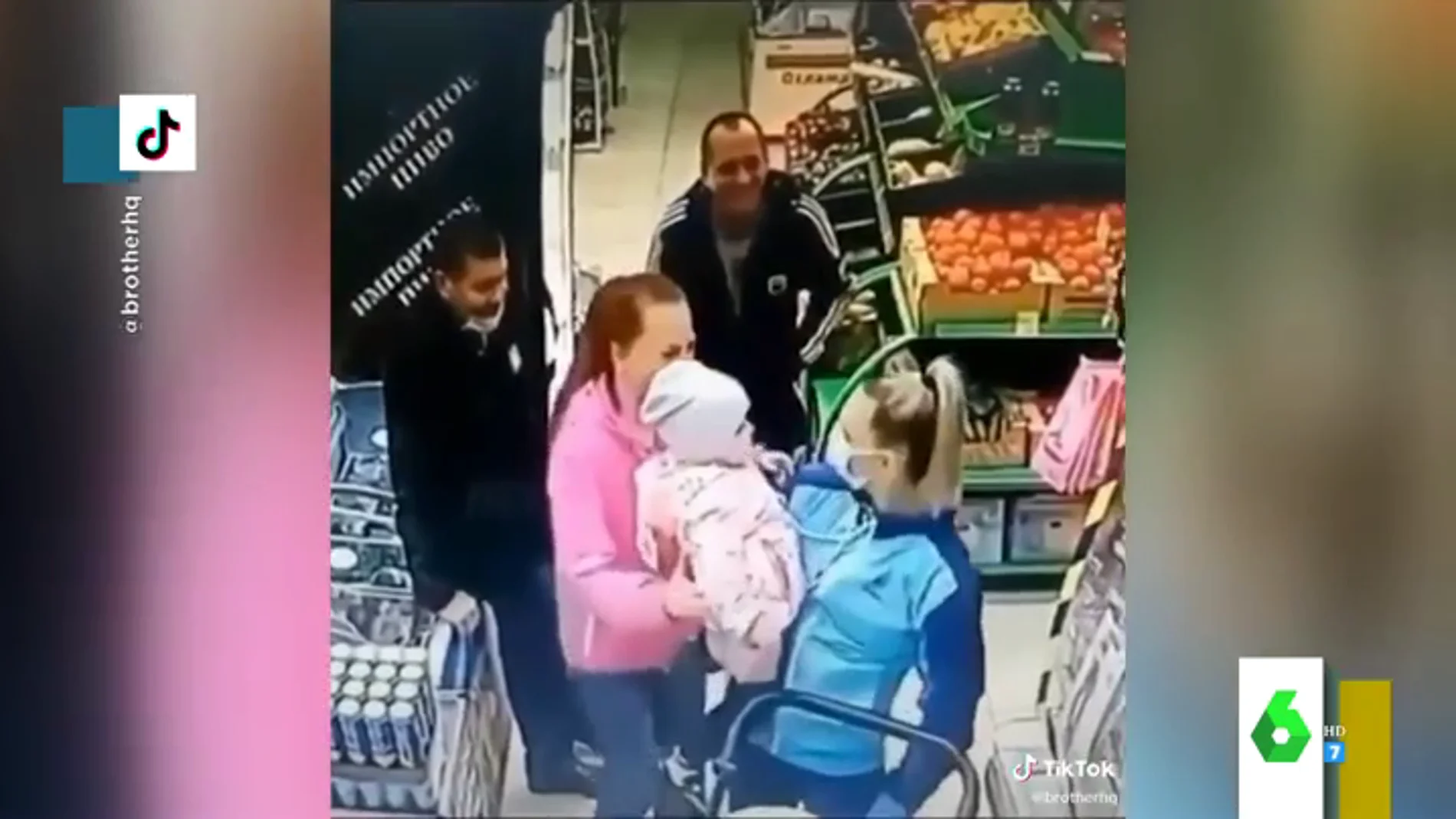 El despiste viral de una madre en el supermercado: se lleva a otra niña que va vestida igual que su hija