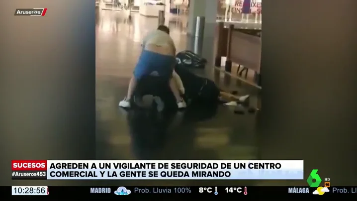 La brutal paliza de dos delincuentes a un vigilante de seguridad en un centro comercial de Badalona