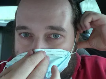 Cómo ponerse la mascarilla en coche Cómo ponerse la mascarilla en coche