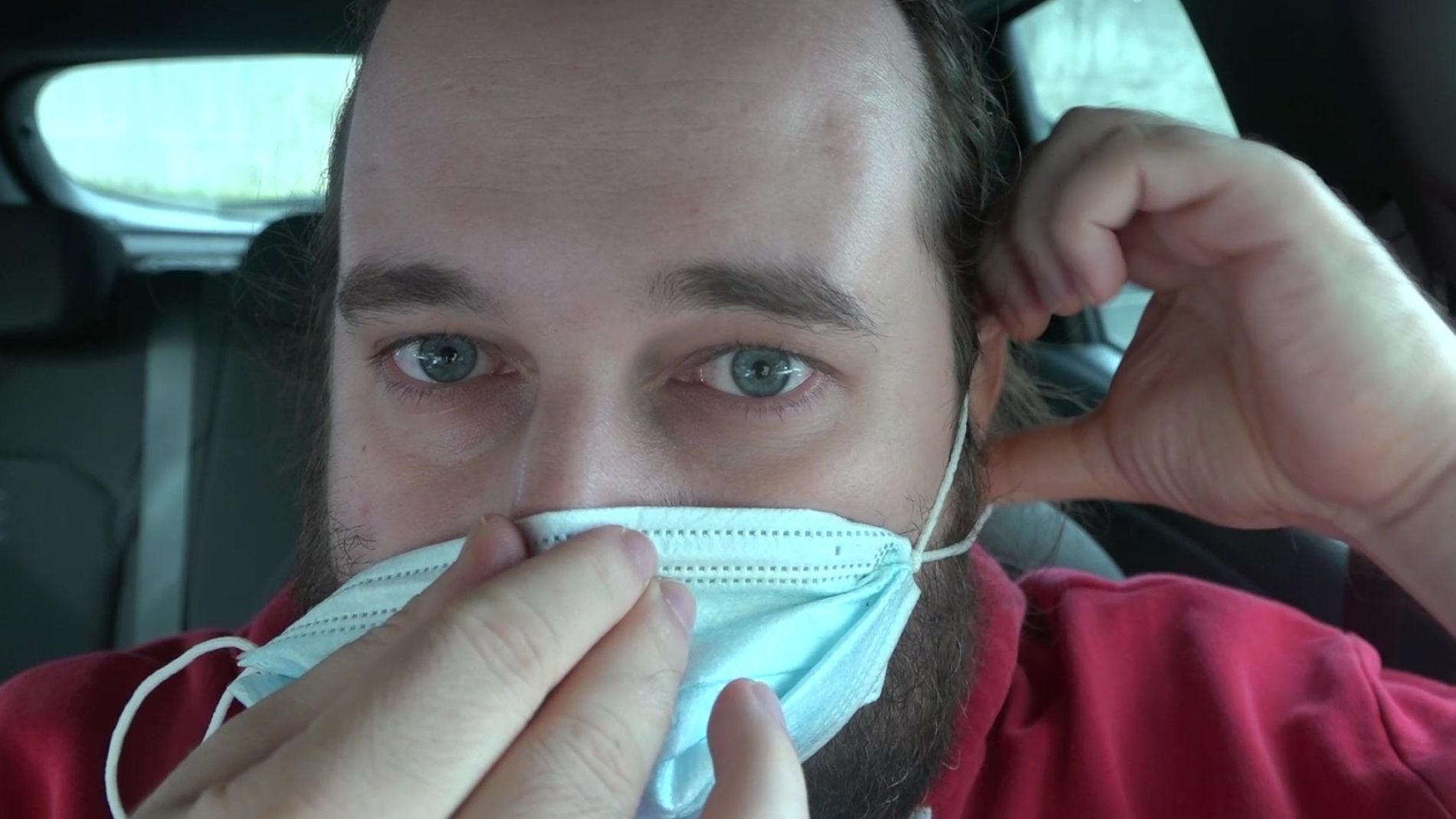 C&oacute;mo ponerse la mascarilla en coche