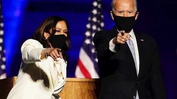 Joe Biden junto a Kamala Harris durante su discurso en Wilmington