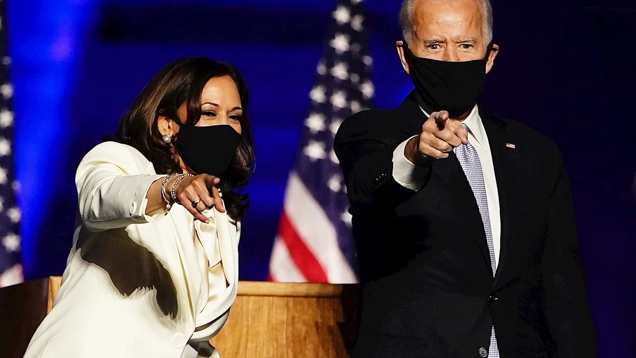 Joe Biden junto a Kamala Harris durante su discurso en Wilmington