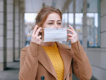 Colocándose la mascarilla Colocándose la mascarilla