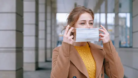 Colocándose la mascarilla Colocándose la mascarilla