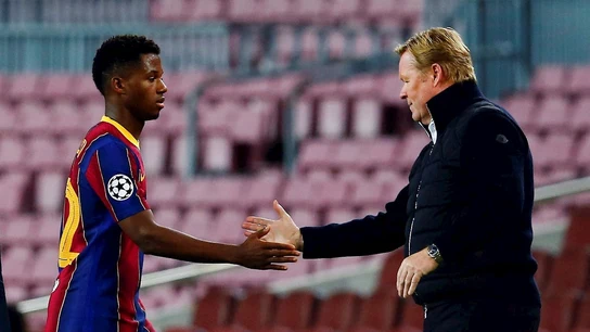 Ansu Fati saluda a Ronald Koeman Ansu Fati saluda a Ronald Koeman