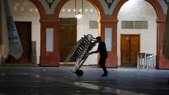Un camarero recoge la terraza de su bar en Córdoba Un camarero recoge la terraza de su bar en Córdoba
