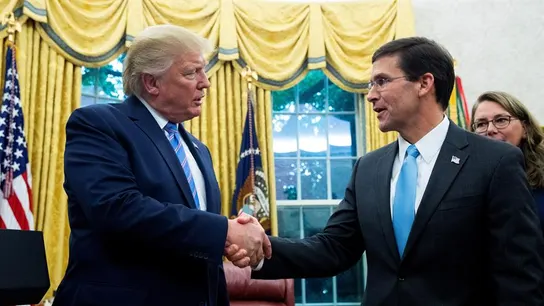 Donald Trump junto a Mark Esper Donald Trump junto a Mark Esper