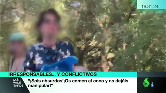 Agreden a un reportero de laSexta durante una reunión de negacioncitas en Sevilla: "¿No habéis visto que tiene pluma?" Agreden a un reportero de laSexta durante una reunión de negacioncitas en Sevilla: "¿No habéis visto que tiene pluma?"