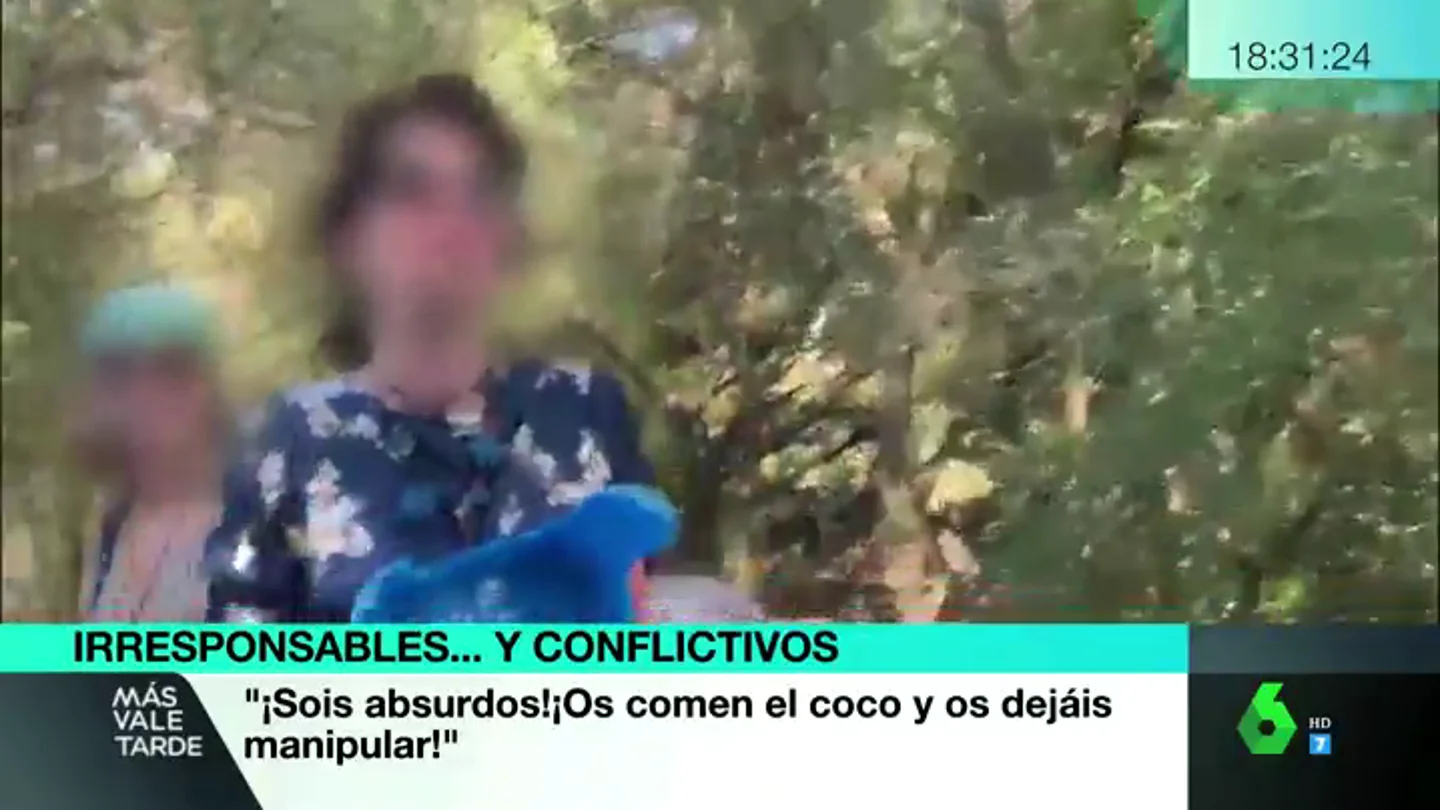 Agreden a un reportero de laSexta durante una reunión de negacioncitas en Sevilla: "¿No habéis visto que tiene pluma?" Agreden a un reportero de laSexta durante una reunión de negacioncitas en Sevilla: "¿No habéis visto que tiene pluma?"