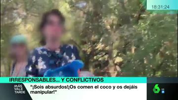 Agreden a un reportero de laSexta durante una reunión de negacioncitas en Sevilla: "¿No habéis visto que tiene pluma?"