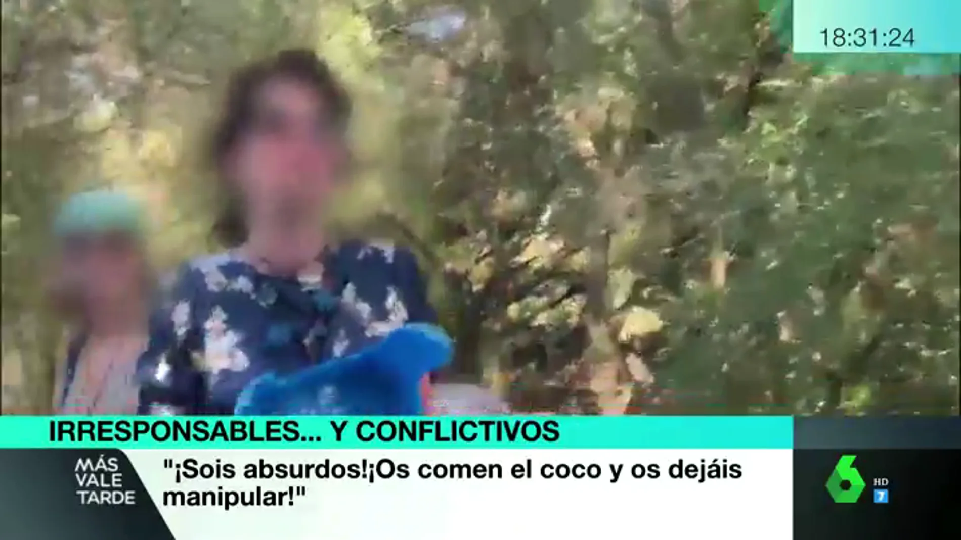 Agreden a un reportero de laSexta durante una reunión de negacioncitas en Sevilla: "¿No habéis visto que tiene pluma?"