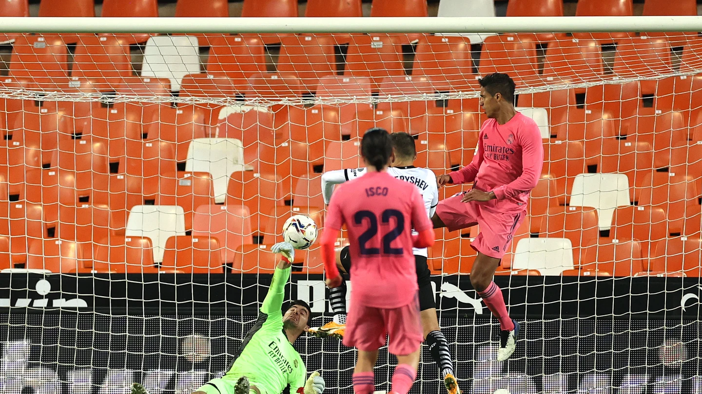 Acción del tanto en propia de Raphael Varane Acción del tanto en propia de Raphael Varane