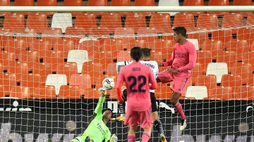 Acción del tanto en propia de Raphael Varane