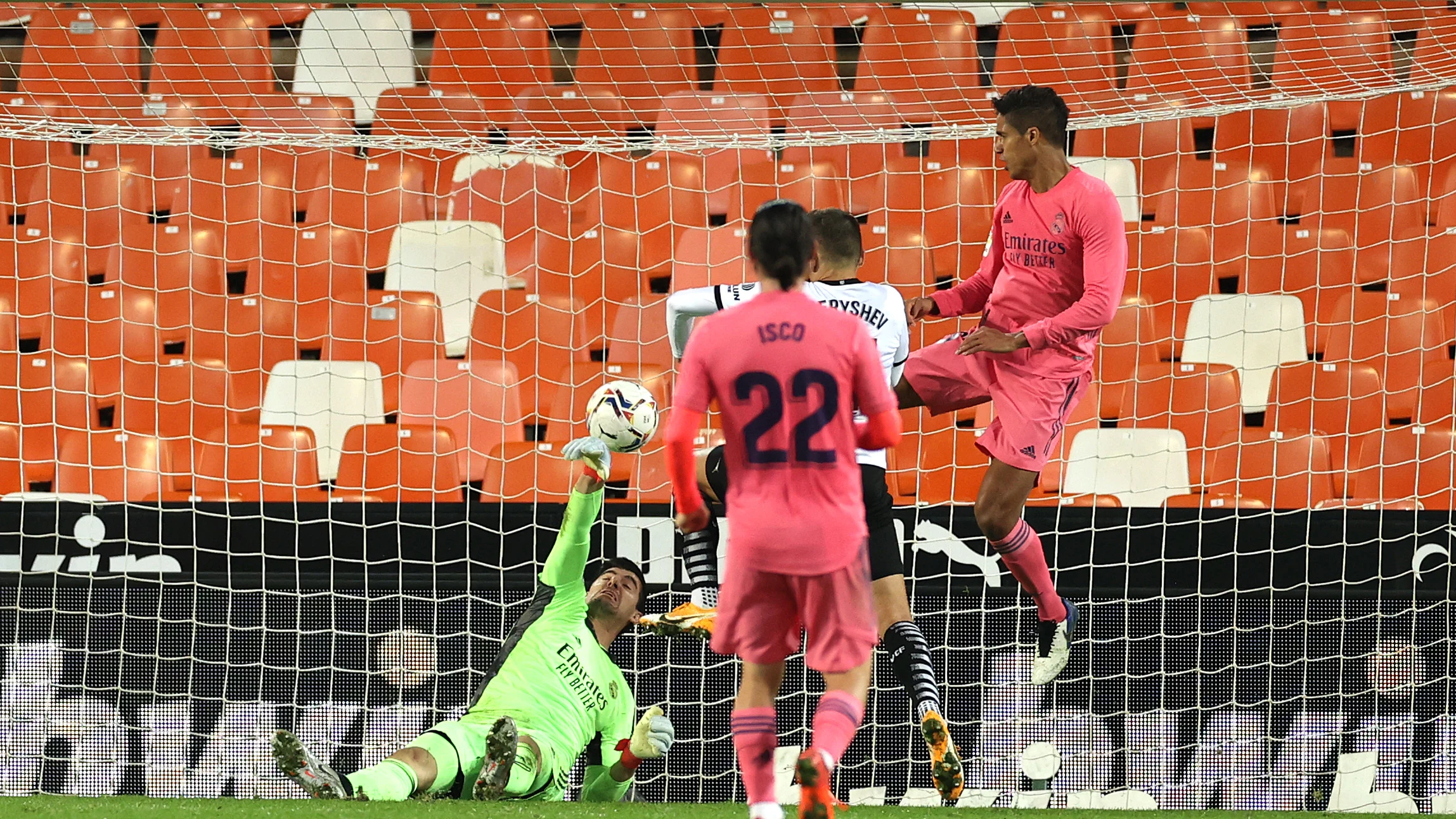 Acción del tanto en propia de Raphael Varane