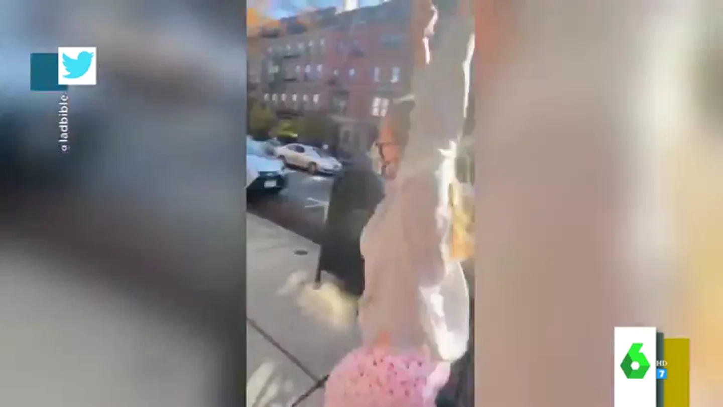 La increíble celebración de Jennifer Lawrence tras la victoria de Joe Biden: así salió corriendo y a gritos en pijama a la calle en La increíble celebración de Jennifer Lawrence tras la victoria de Joe Biden: así salió corriendo y a gritos en pijama a la calle en