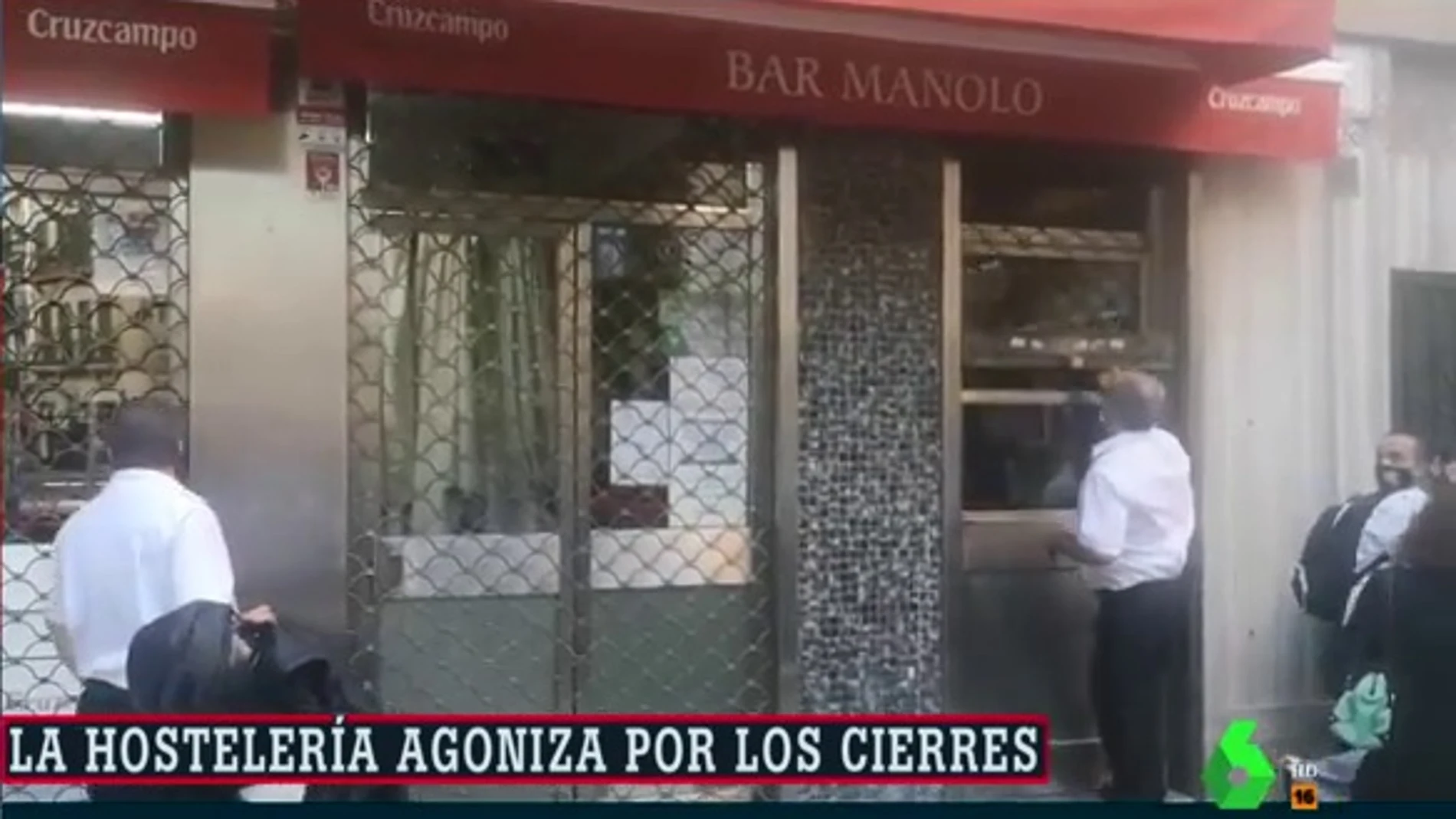 Trabajadores del Bar Manolo cerrando el negocio para siempre