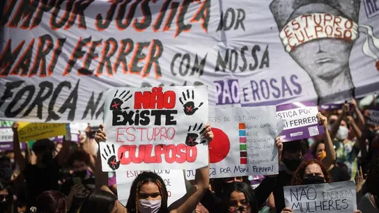 Manifestación en Brasil por la humillación a la víctima en un juicio por violación Manifestación en Brasil por la humillación a la víctima en un juicio por violación