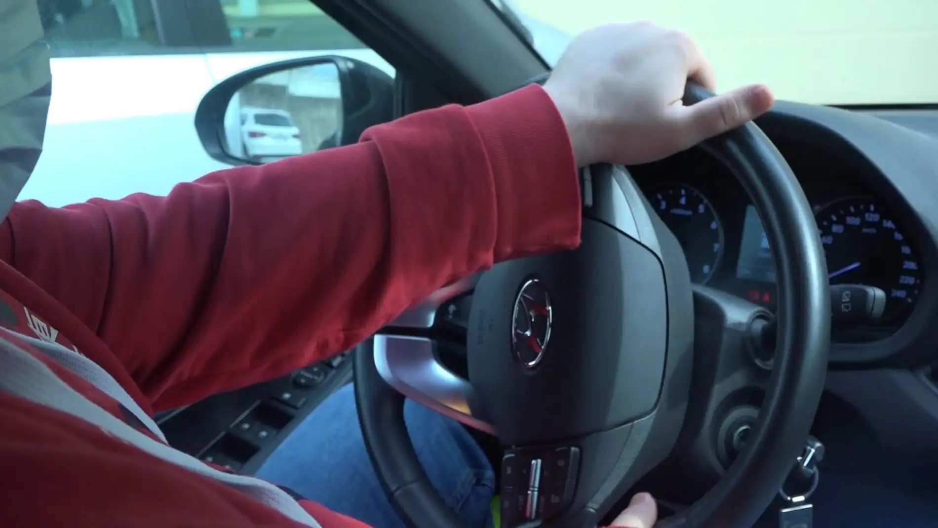 El volante de tu coche hace ruido al girar? Estos son los posibles