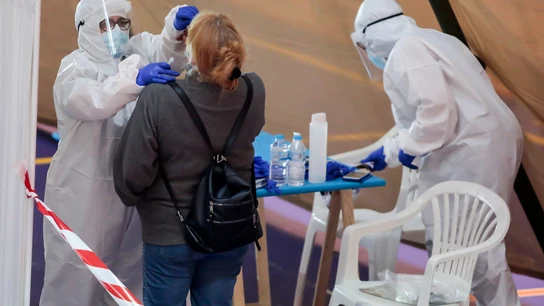 Dos sanitarios realizan una prueba de COVID-19 Dos sanitarios realizan una prueba de COVID-19