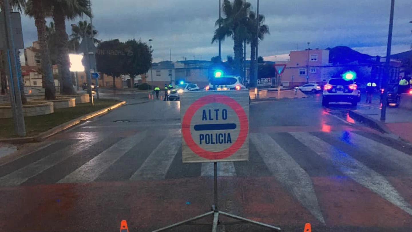 Control de la Policía Local de Petrer durante el cierre perimetral de su localidad y Elda. Control de la Policía Local de Petrer durante el cierre perimetral de su localidad y Elda.