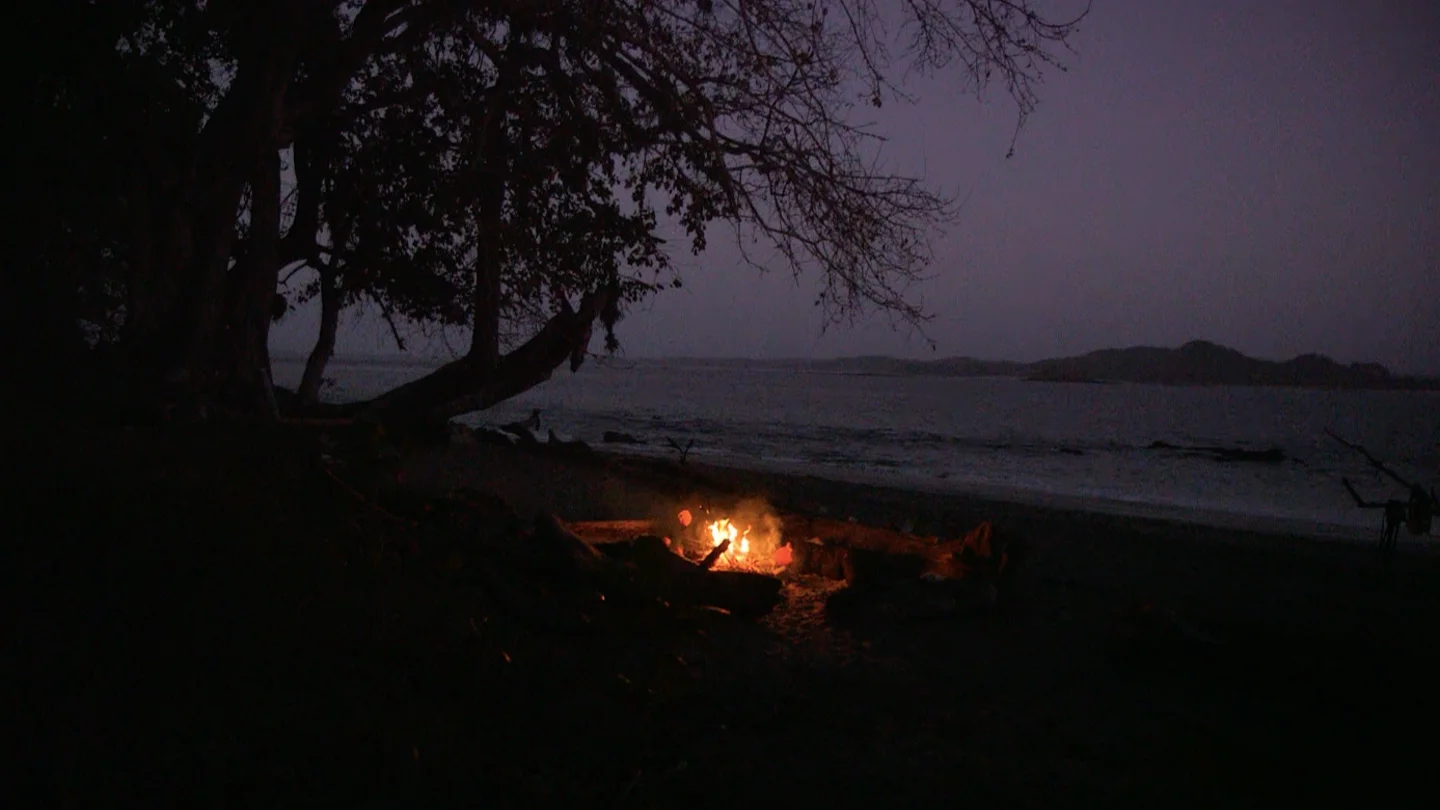 La Isla, de noche y con una fogata La Isla