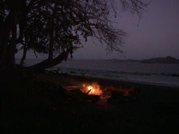 La Isla, de noche y con una fogata 