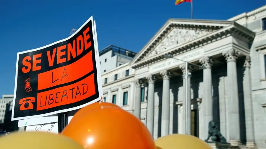 Protesta contra la 'Ley Celaá' frente al Congreso