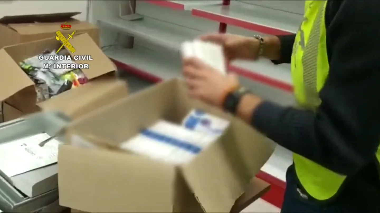 Investigados por hacer test rápidos del coronavirus en una ferretería y un bazar en Valencia Investigados por hacer test rápidos del coronavirus en una ferretería y un bazar en Valencia