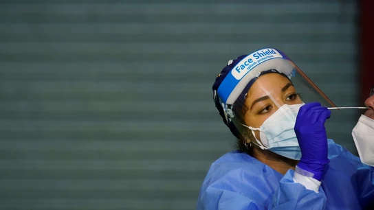 Una profesional sanitaria realiza una prueba PCR a un paciente en Alpedrete Una profesional sanitaria realiza una prueba PCR a un paciente en Alpedrete