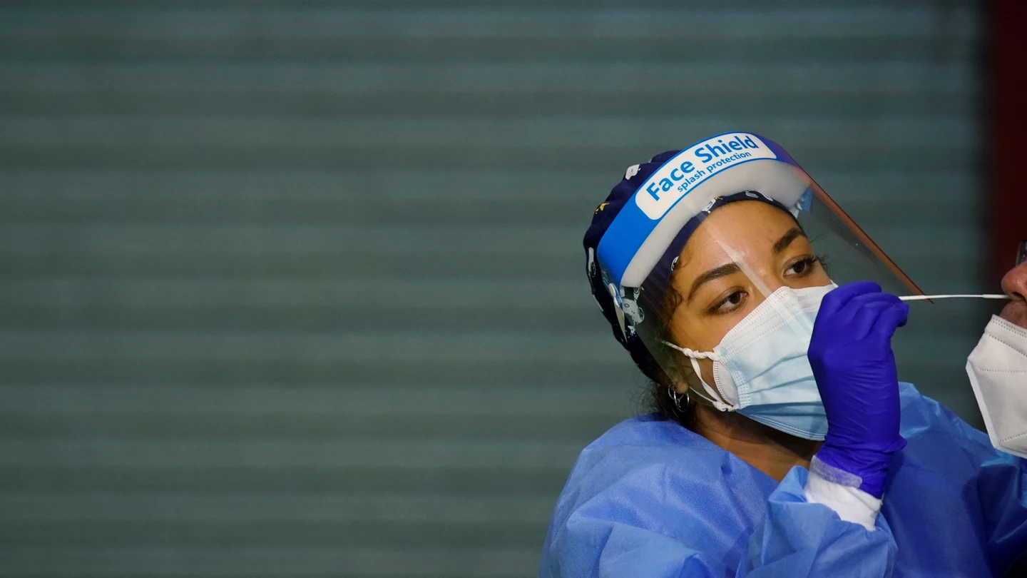 Una profesional sanitaria realiza una prueba PCR a un paciente en Alpedrete Una profesional sanitaria realiza una prueba PCR a un paciente en Alpedrete
