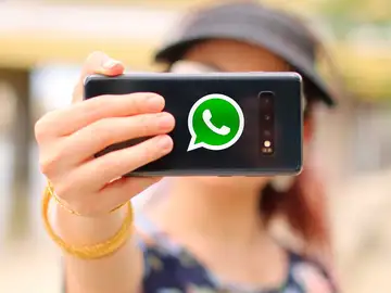 Activando la cámara selfie con un solo gesto Activando la cámara selfie con un solo gesto