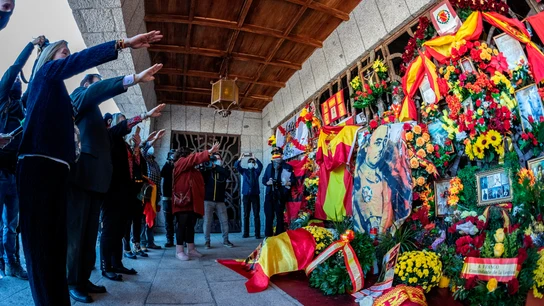 Simpatizantes y nostálgicos del franquismo visitan la tumba del dictador Francisco Franco en el cementerio de Mingorrubio, este viernes en Madrid Simpatizantes y nostálgicos del franquismo visitan la tumba del dictador Francisco Franco en el cementerio de Mingorrubio, este viernes en Madrid
