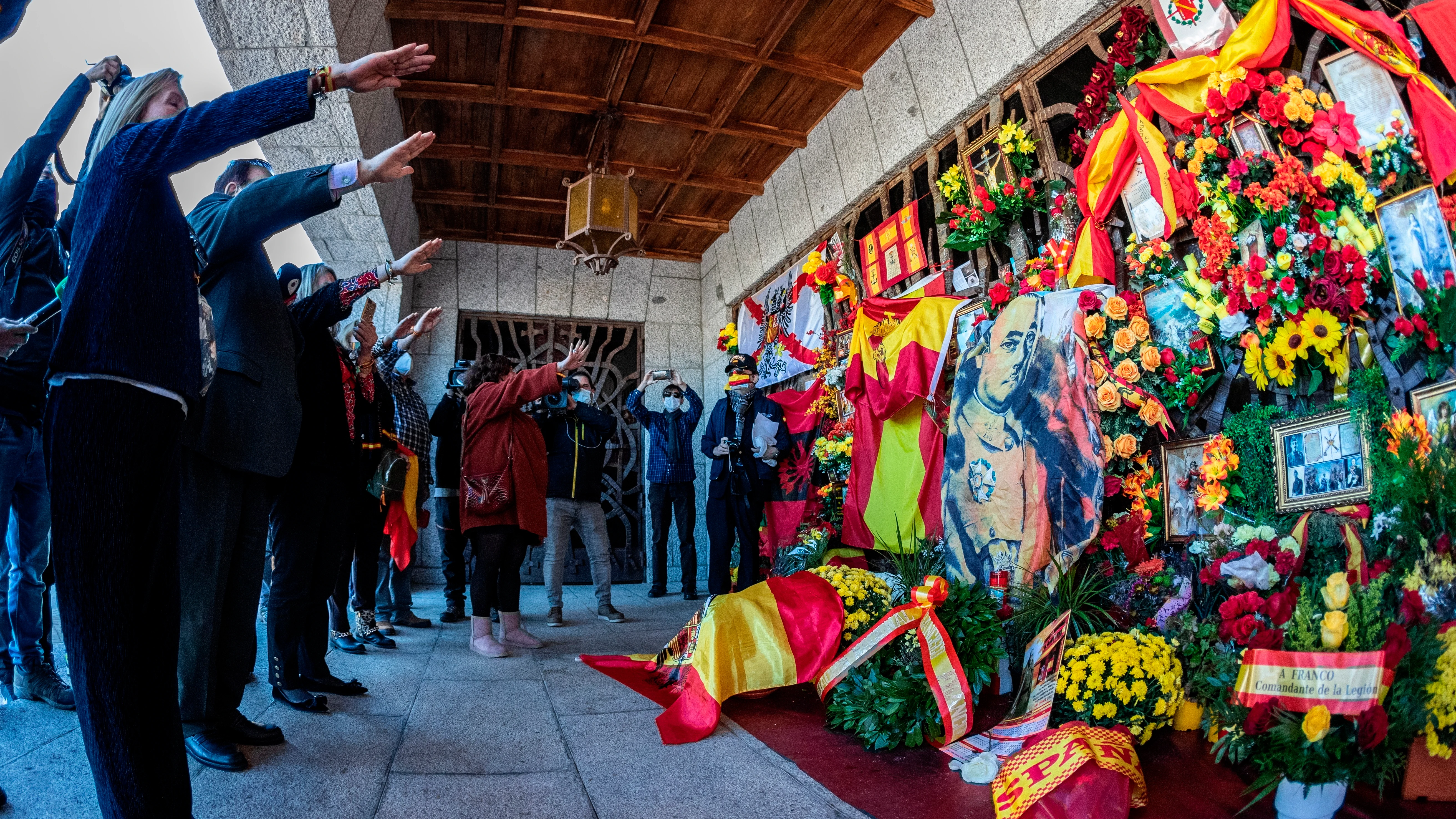 Simpatizantes y nostálgicos del franquismo visitan la tumba del dictador Francisco Franco en el cementerio de Mingorrubio, este viernes en Madrid